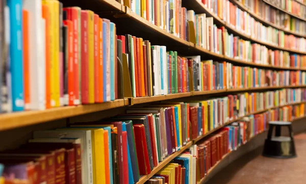 Biblioteca Con Muchos Estantes Libros Perspectiva Decreciente Dof Poco Profundo — Foto de Stock