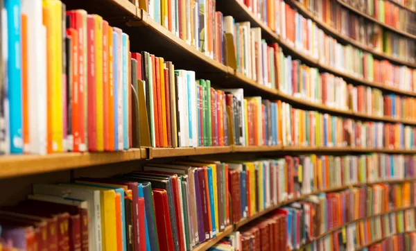 Bibliotheek Met Veel Planken Boeken Afnemende Perspectief Ondiepe Dof — Stockfoto