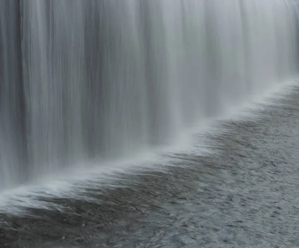 Close Água Caindo Uma Barragem Exposição Longa — Fotografia de Stock