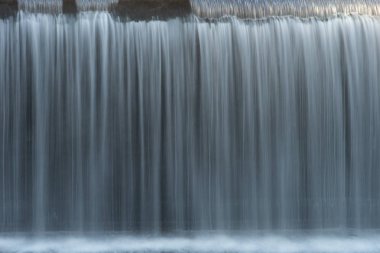 Bir barajda düşen suyun yakın çekim, uzun pozlama