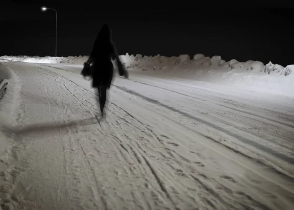 Mulher Com Bolsa Dando Passeio Longo Estrada Vazia Noite Inverno — Fotografia de Stock