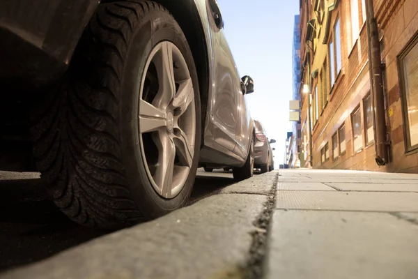 Vista Ángulo Bajo Los Coches Estacionados Por Acera —  Fotos de Stock