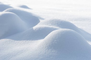 Pürüzsüz kar yüzeyinde güneşli kış günlerinde küçük tümsekler