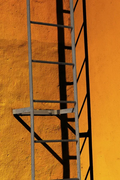 Μεταλλική Σκάλα Χύτευση Σκιά Στη Γωνία Του Τσιμεντένιου Τοίχου — Φωτογραφία Αρχείου