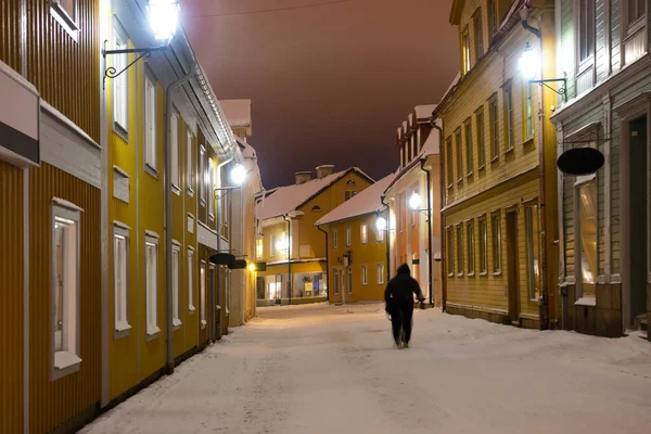 Homályos Mozgású Személy Séta Kisvárosi Utcában Télen Éjszaka — Stock Fotó