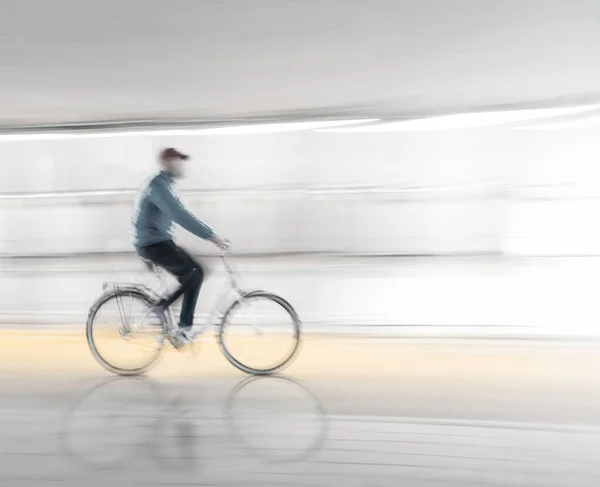 Man Suddig Rörelse Cykling Längs Våt Väg Med Reflektion Gatan — Stockfoto