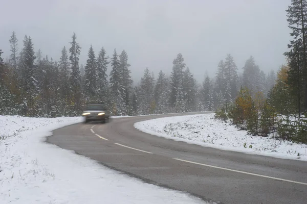 Carro Movimento Turvo Curva Estrada Asfalto Rural Dia Inverno Nevado — Fotografia de Stock