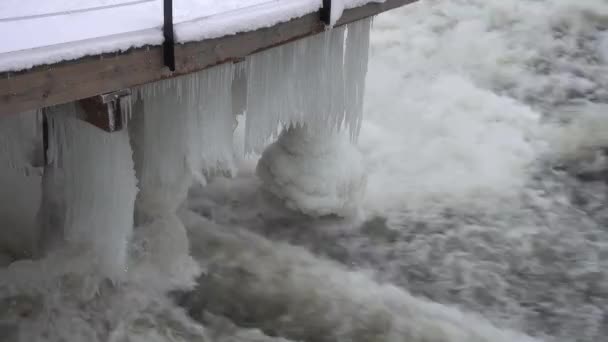 Icicles Bajo Pasarela Madera Con Agua Que Fluye Rápidamente Debajo — Vídeos de Stock