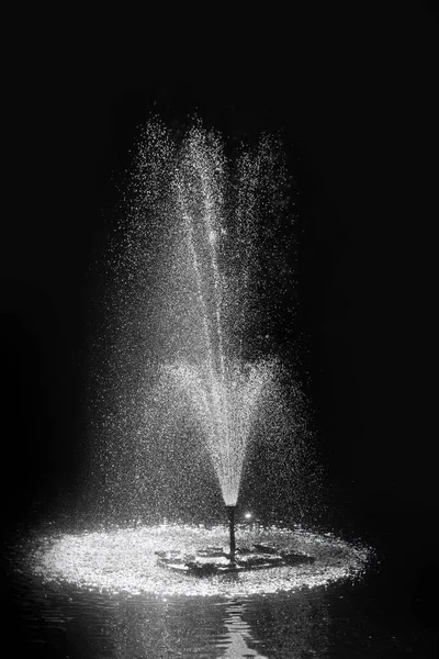 黒の背景に水のカスケード — ストック写真