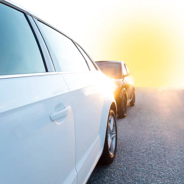 Zaparkowane Tyłu Oświetlone Samochody Odbiciem Słońca — Zdjęcie stockowe
