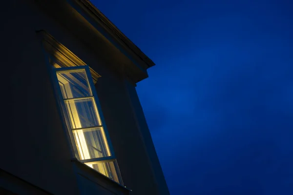 Offene Fenster Bei Nacht Mit Tiefblauem Himmel — Stockfoto