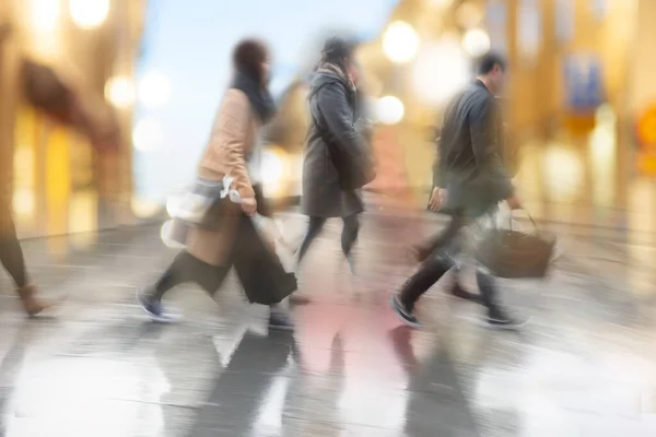 Människor Korsar Gatan Regnig Dag Med Reflektion Våt Asfalt — Stockfoto