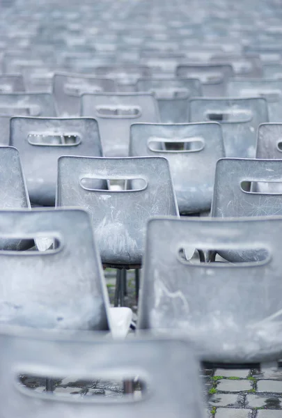 Prázdné Plastové Židle Venku Deštivý Den Jedna Židle Červené Barvě — Stock fotografie