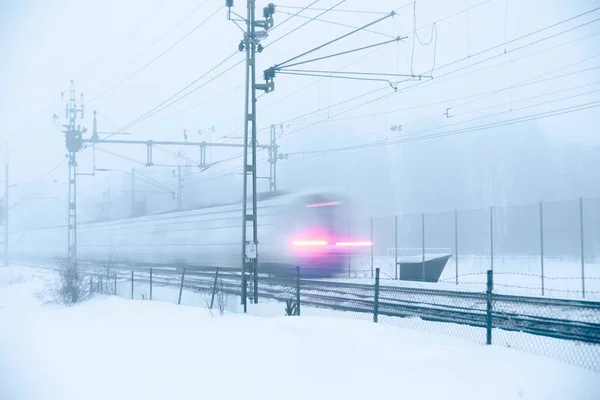 Trein Wazig Beweging Bij Hoge Snelheid Mistig Winterlandschap — Stockfoto