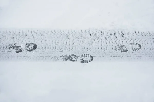 Ślady Butów Odciski Opon Śniegu Wiejskich Drogach Zimowych — Zdjęcie stockowe