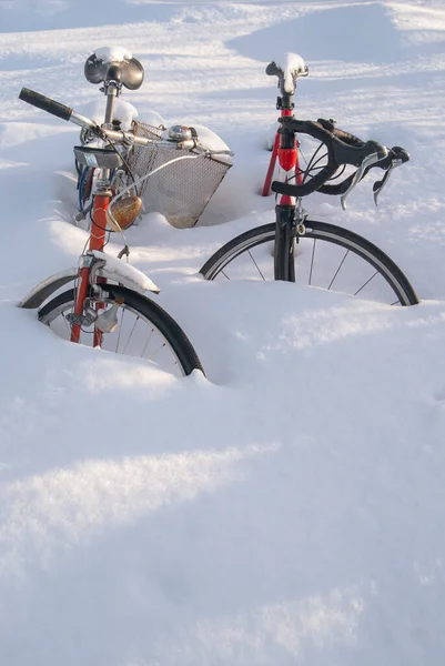 Bicicletas Deriva Nieve Después Una Fuerte Tormenta Nieve — Foto de Stock