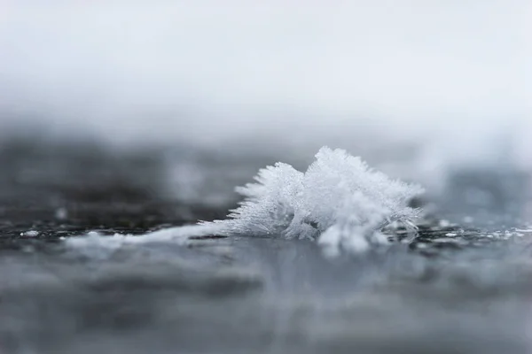 Donmuş Göl Üzerinde Buz Kristalleri Ile Oluşumu Kapatın — Stok fotoğraf