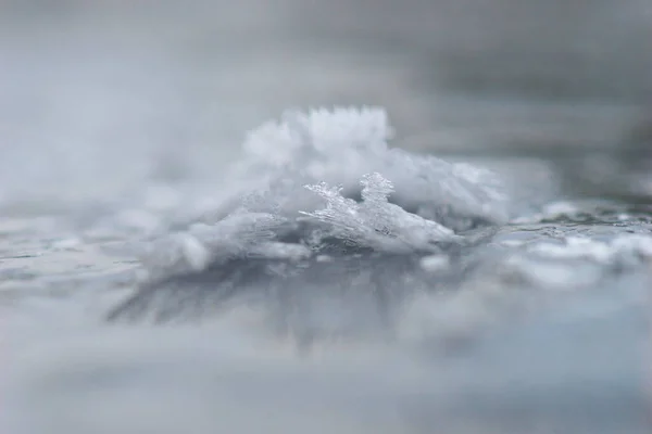 결정이 얼어붙은 호수에 쌓이는 모습을 가까이서 — 스톡 사진