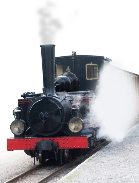 ホワイト アプローチ プラットフォームに隔離された蒸気機関車 — ストック写真