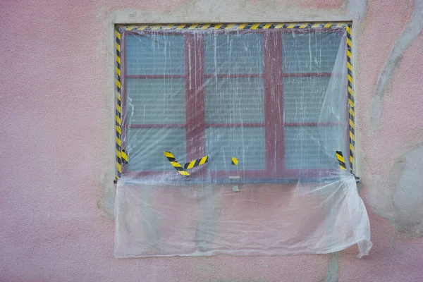 Janela Edifício Sob Restauração Parede Rosa Coberto Plástico — Fotografia de Stock