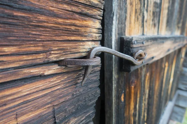 Rusty Γάντζο Στην Πόρτα Του Κτιρίου Από Ξύλο Ξεπερασμένο Φθίνουσα — Φωτογραφία Αρχείου