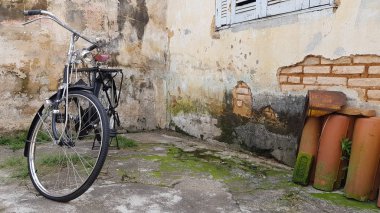 Eski rustik bisiklet ve eski tuğla arka plan Bisiklet, Bisiklet, Retro Stil