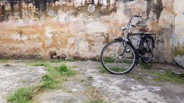 Eski rustik bisiklet ve eski tuğla arka plan Bisiklet, Bisiklet, Retro Stil