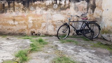 Eski rustik bisiklet ve eski tuğla arka plan Bisiklet, Bisiklet, Retro Stil