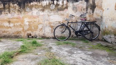 Eski rustik bisiklet ve eski tuğla arka plan Bisiklet, Bisiklet, Retro Stil