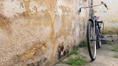 Eski rustik bisiklet ve eski tuğla arka plan Bisiklet, Bisiklet, Retro Stil