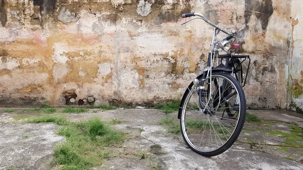 Eski rustik bisiklet ve eski tuğla arka plan Bisiklet, Bisiklet, Retro Stil