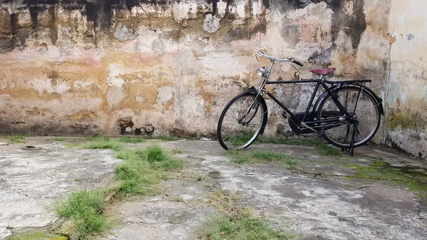 Eski rustik bisiklet ve eski tuğla arka plan Bisiklet, Bisiklet, Retro Stil