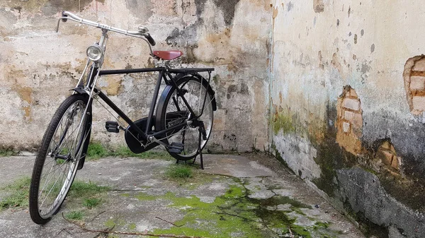 Eski rustik bisiklet ve eski tuğla arka plan Bisiklet, Bisiklet, Retro Stil