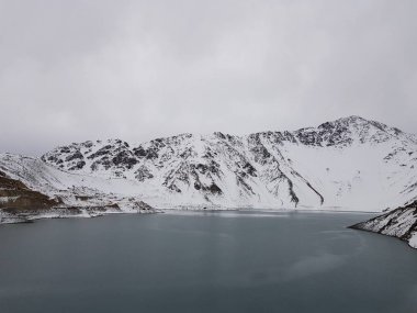 Cajon del Maipo, Şili. Embalse el Yeso, Cajon Del Maipo - dağların manzara, turkuaz su, Los Andes, Şili arasındaki manzara