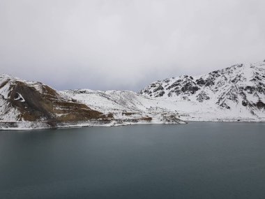 Cajon del Maipo, Şili. Embalse el Yeso, Cajon Del Maipo - dağların manzara, turkuaz su, Los Andes, Şili arasındaki manzara