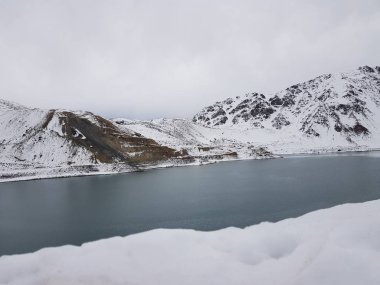 Cajon del Maipo, Şili. Embalse el Yeso, Cajon Del Maipo - dağların manzara, turkuaz su, Los Andes, Şili arasındaki manzara