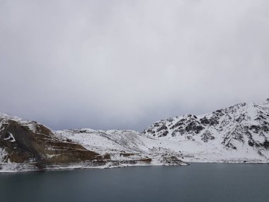 Cajon del Maipo, Şili. Embalse el Yeso, Cajon Del Maipo - dağların manzara, turkuaz su, Los Andes, Şili arasındaki manzara