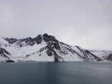 Cajon del Maipo, Şili. Embalse el Yeso, Cajon Del Maipo - dağların manzara, turkuaz su, Los Andes, Şili arasındaki manzara