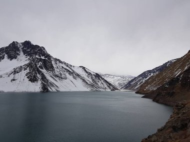 Cajon del Maipo, Şili. Embalse el Yeso, Cajon Del Maipo - dağların manzara, turkuaz su, Los Andes, Şili arasındaki manzara