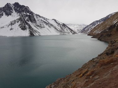 Cajon del Maipo, Şili. Embalse el Yeso, Cajon Del Maipo - dağların manzara, turkuaz su, Los Andes, Şili arasındaki manzara