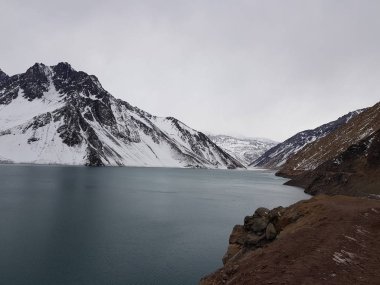Cajon del Maipo, Şili. Embalse el Yeso, Cajon Del Maipo - dağların manzara, turkuaz su, Los Andes, Şili arasındaki manzara