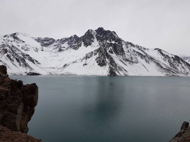Cajon del Maipo, Şili. Embalse el Yeso, Cajon Del Maipo - dağların manzara, turkuaz su, Los Andes, Şili arasındaki manzara
