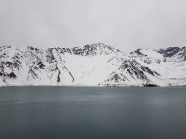 Cajon del Maipo, Şili. Embalse el Yeso, Cajon Del Maipo - dağların manzara, turkuaz su, Los Andes, Şili arasındaki manzara