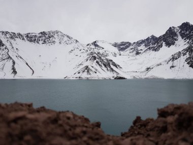 Cajon del Maipo, Şili. Embalse el Yeso, Cajon Del Maipo - dağların manzara, turkuaz su, Los Andes, Şili arasındaki manzara