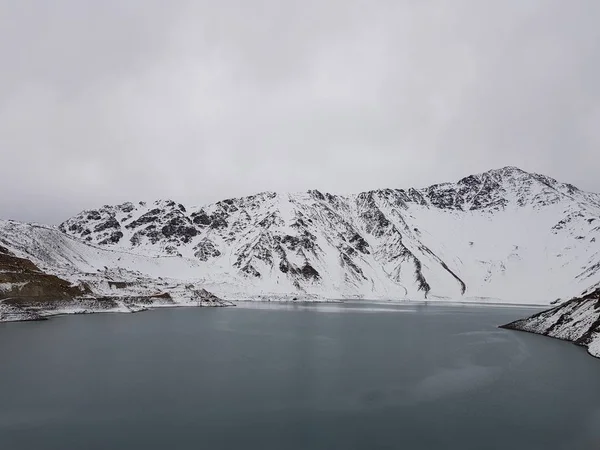 Cajon del Maipo, Şili. Embalse el Yeso, Cajon Del Maipo - dağların manzara, turkuaz su, Los Andes, Şili arasındaki manzara
