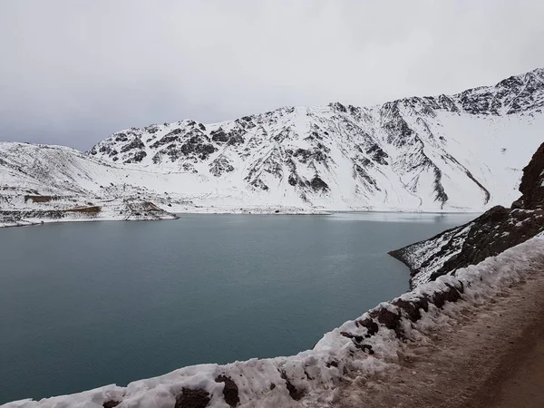 Cajon del Maipo, Şili. Embalse el Yeso, Cajon Del Maipo - dağların manzara, turkuaz su, Los Andes, Şili arasındaki manzara
