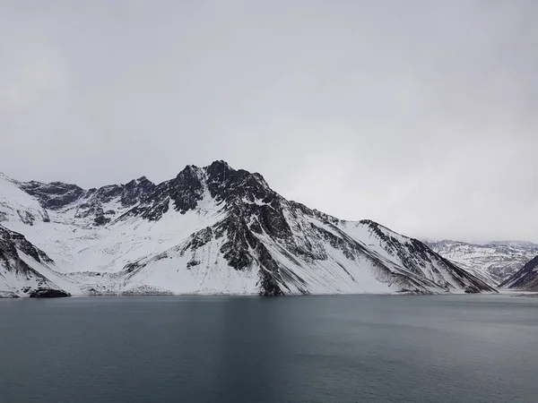 Cajon del Maipo, Şili. Embalse el Yeso, Cajon Del Maipo - dağların manzara, turkuaz su, Los Andes, Şili arasındaki manzara