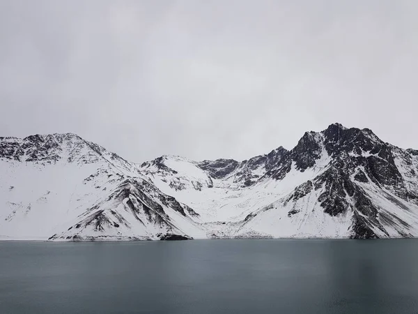 Cajon del Maipo, Şili. Embalse el Yeso, Cajon Del Maipo - dağların manzara, turkuaz su, Los Andes, Şili arasındaki manzara