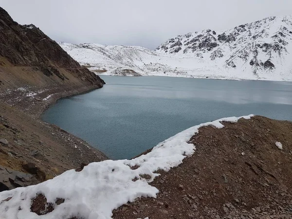 Cajon del Maipo, Şili. Embalse el Yeso, Cajon Del Maipo - dağların manzara, turkuaz su, Los Andes, Şili arasındaki manzara