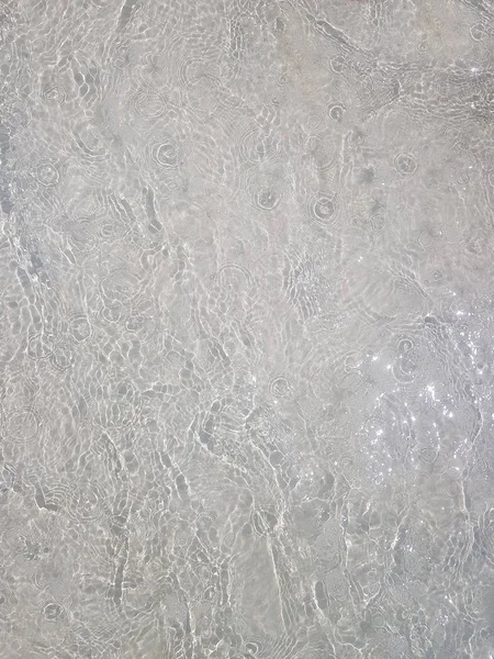 Kum üzerinde köpük ile Beach Ocean dalgalar. Üstte görüntü 